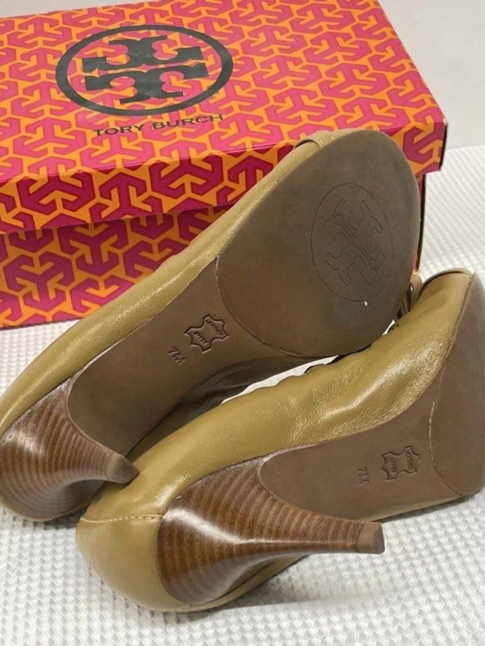 Tory Burch Romy Size 7 Tan Leather Round-Toe Heels with Bow and Logo Plaque